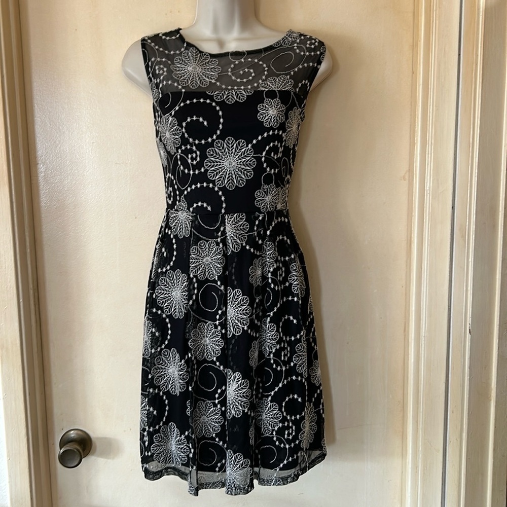 IXIA black and white floral  embroidered dress size M